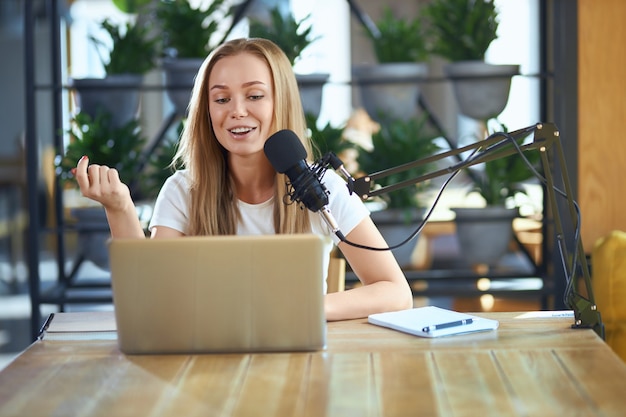 Mujer joven contando información en transmisión en vivo