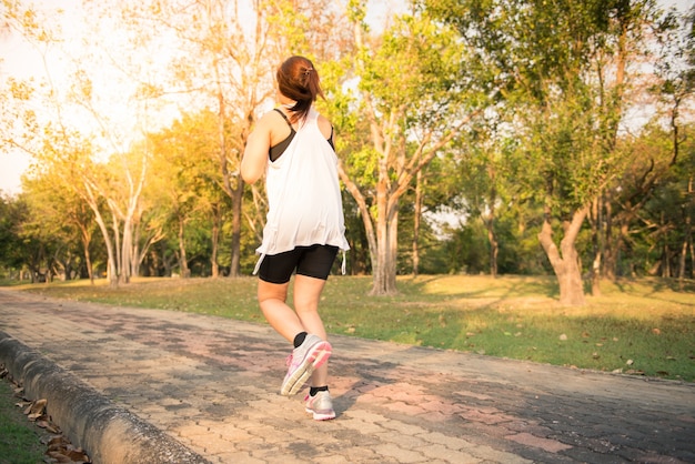 Mujer joven corriendo en madera