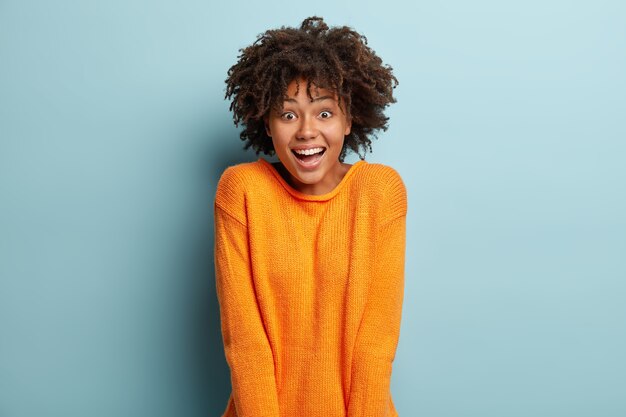 Mujer joven, con, corte de pelo afro, llevando, suéter