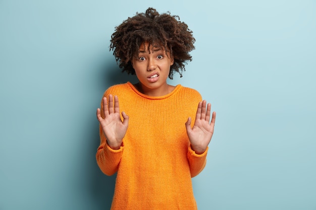 Mujer joven, con, corte de pelo afro, llevando, suéter