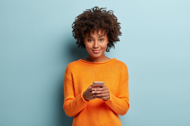 Mujer joven, con, corte de pelo afro, llevando, suéter