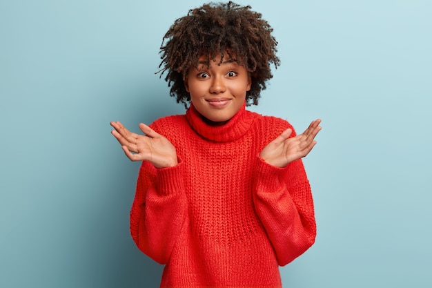 Mujer joven, con, corte de pelo afro, llevando, suéter