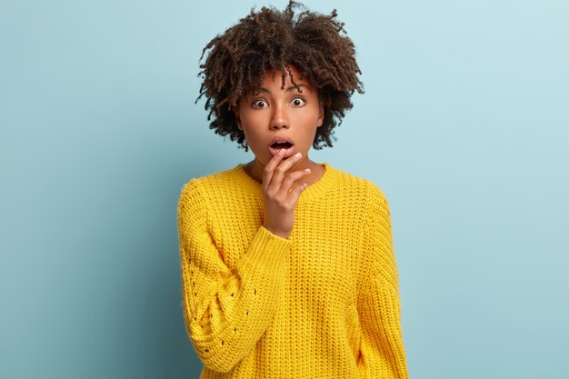 Mujer joven, con, corte de pelo afro, llevando, suéter