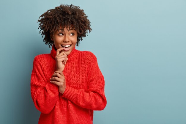 Mujer joven, con, corte de pelo afro, llevando, suéter