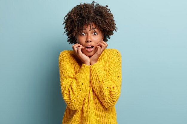 Mujer joven, con, corte de pelo afro, llevando, suéter