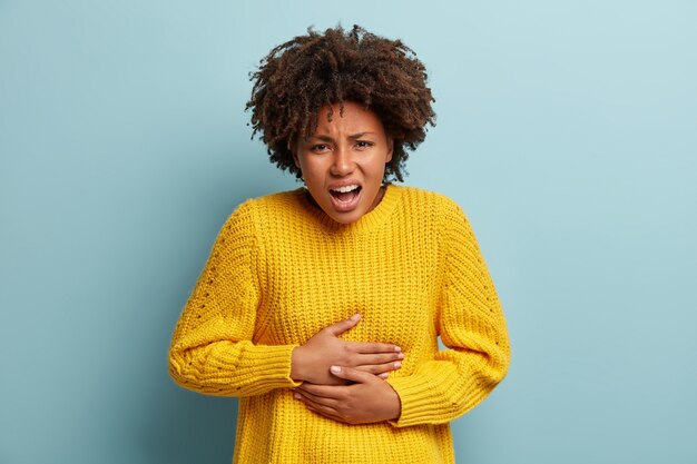 Mujer joven, con, corte de pelo afro, llevando, suéter