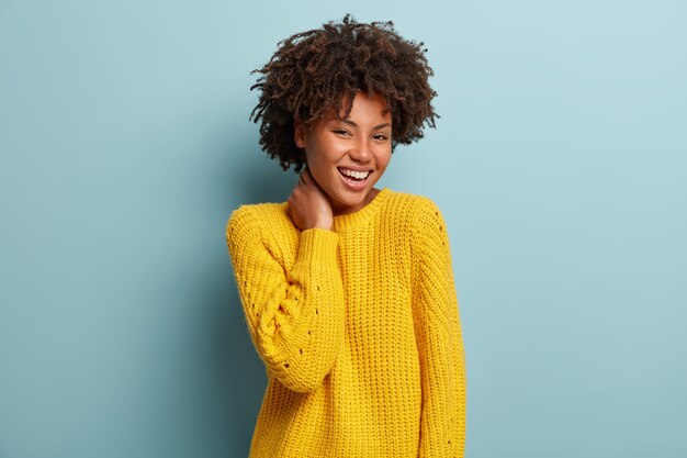 Mujer joven, con, corte de pelo afro, llevando, suéter