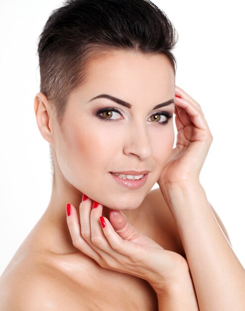 Mujer joven con corte de pelo y maquillaje de noche