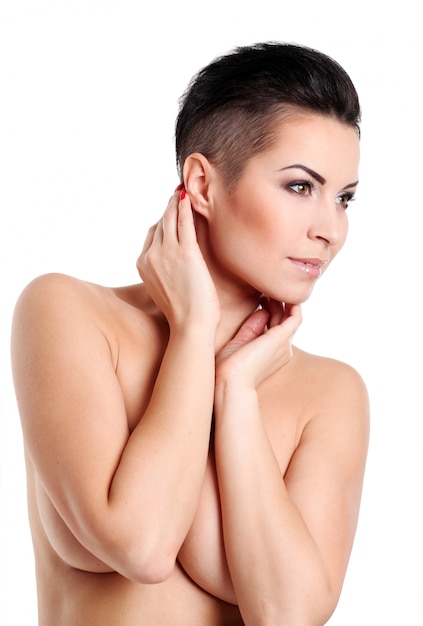 Mujer joven con corte de pelo y maquillaje de noche