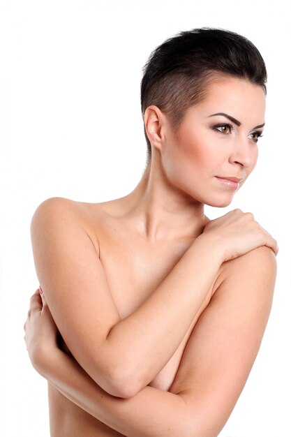 Mujer joven con corte de pelo y maquillaje de noche