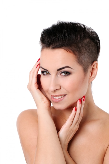 Mujer joven con corte de pelo y maquillaje de noche