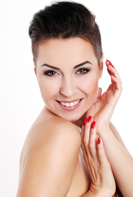 Mujer joven con corte de pelo y maquillaje de noche