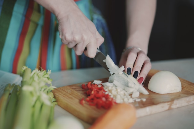 Mujer joven, corte, vegetales