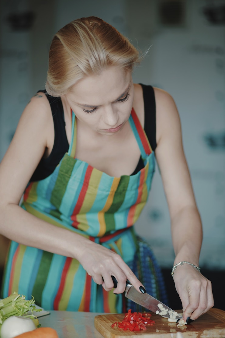 Foto gratuito mujer joven, corte, vegetales
