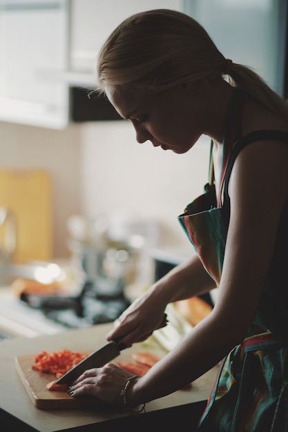 Foto gratuita mujer joven, corte, vegetales