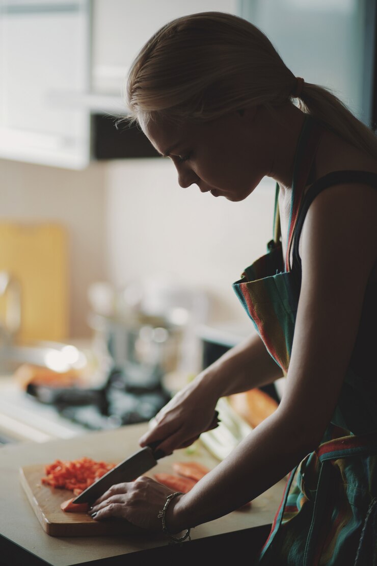 Foto gratuito mujer joven, corte, vegetales