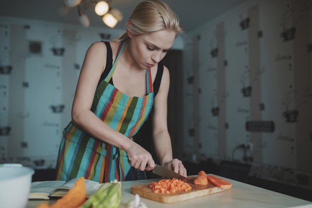 Mujer joven, corte, vegetales