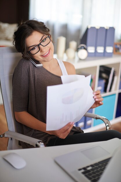 Mujer joven, creativa e independiente