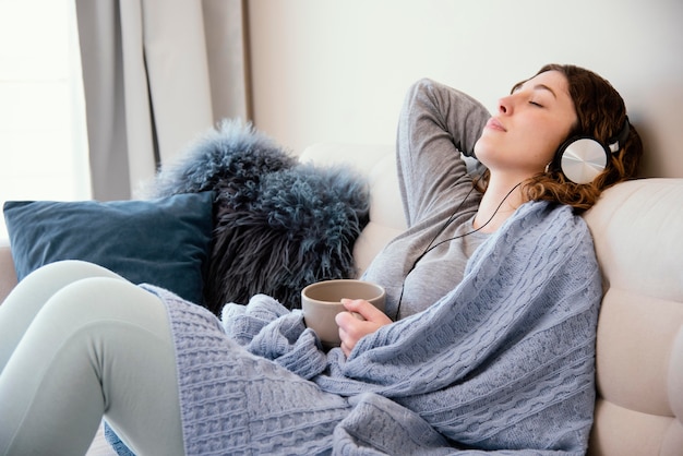 Foto gratuita mujer joven en cuarentena en casa