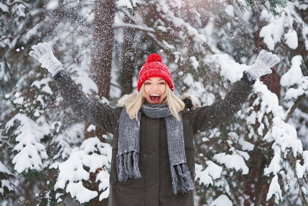 Mujer joven cubierta de nieve fresca