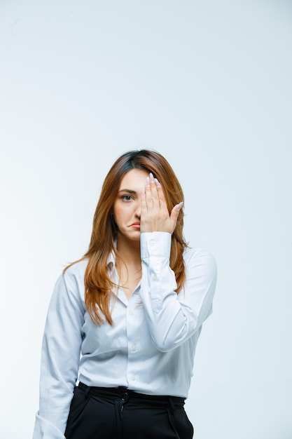 Mujer joven, cubierta, ojo, con, mano