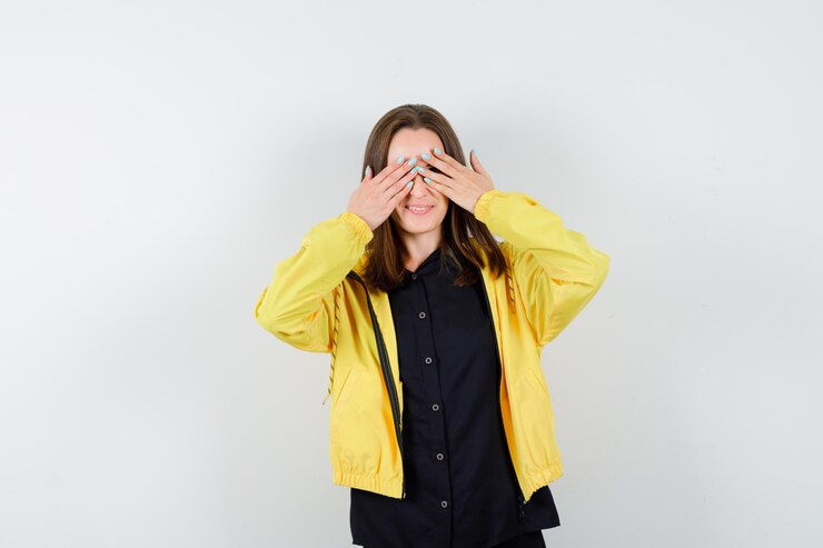 Foto gratuito mujer joven, cubierta, ojos, con, manos