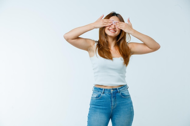 Mujer joven, cubierta, ojos, con, manos