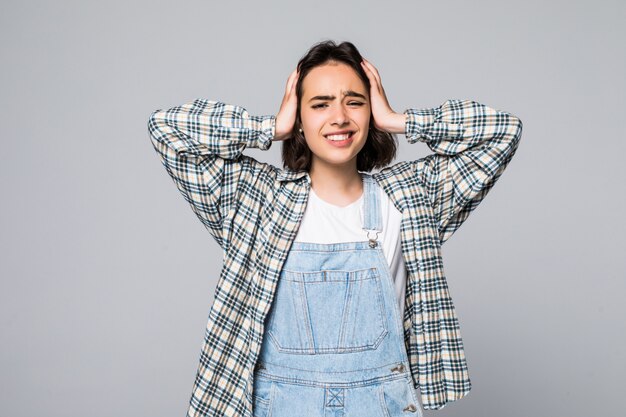 Mujer joven, cubierta, orejas, con, el suyo, manos