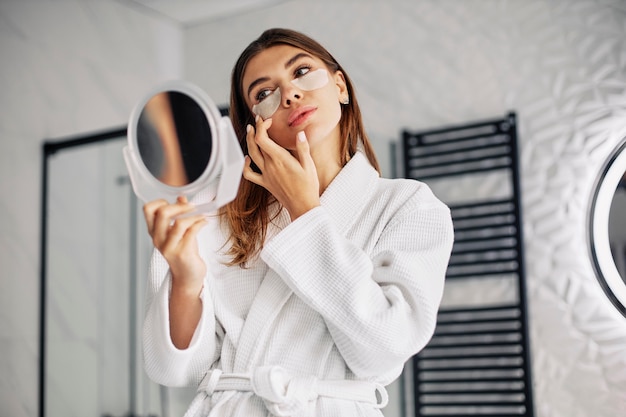 Mujer joven cuidando su rostro