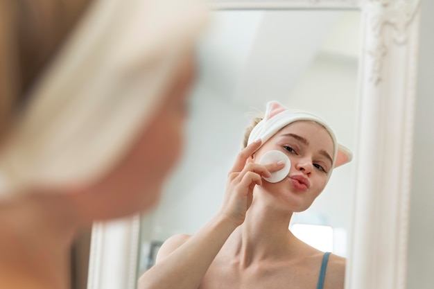 Mujer joven cuidando su rostro