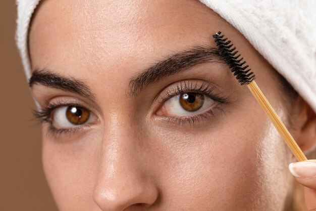 Mujer joven cuidando sus cejas