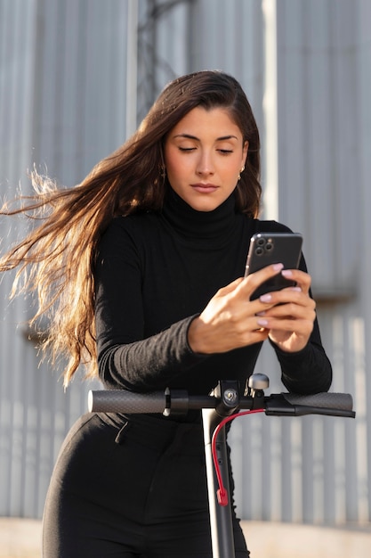 Mujer joven, dar un paseo, con, un, scooter