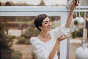 Foto gratuita mujer joven decorar casa con juguetes de navidad