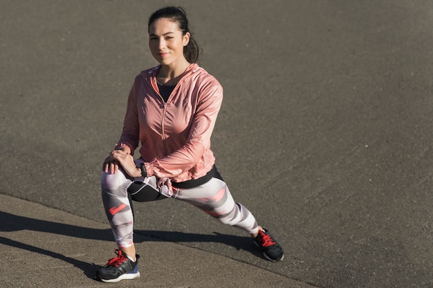 Mujer joven delgada que entrena al aire libre