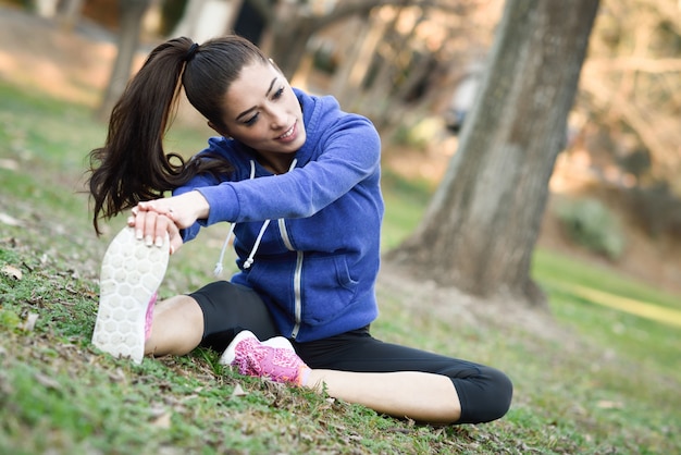 Mujer joven deportista preparándose para entrenar