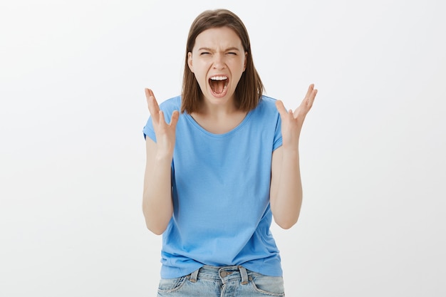 Foto gratuita mujer joven deprimida y estresada gritando, sintiéndose harta y odiosa, gritando