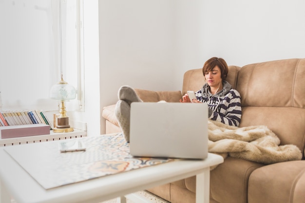 Foto gratuita mujer joven descansando en casa