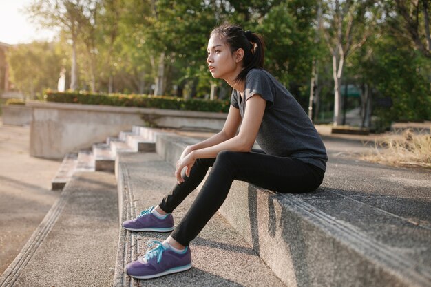 Mujer joven descansando después de hacer ejercicio