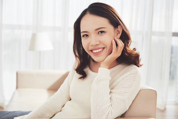 Mujer joven, descansar, en, sillón