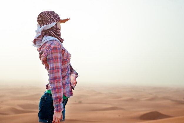 Mujer joven en el desierto