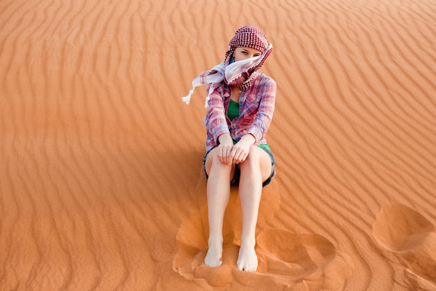 Mujer joven en el desierto