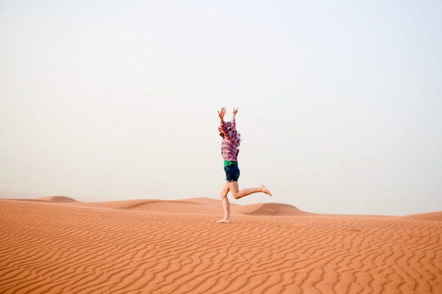 Mujer joven en el desierto