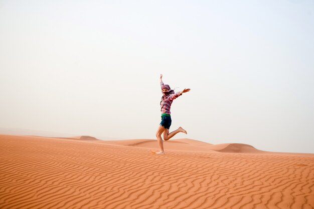 Mujer joven en el desierto