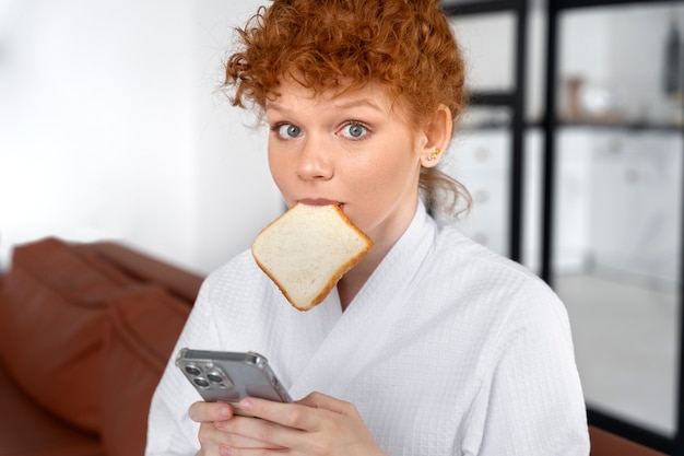 Foto gratuita mujer joven, con, desordenado, moño, peinado