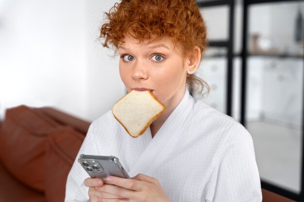 mujer joven, con, desordenado, moño, peinado