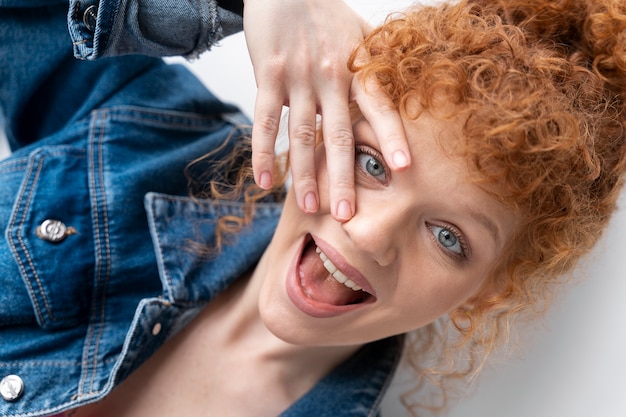 mujer joven, con, desordenado, moño, peinado