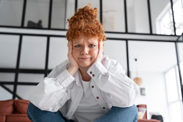 mujer joven, con, desordenado, moño, peinado