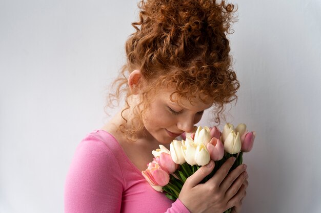 mujer joven, con, desordenado, moño, peinado