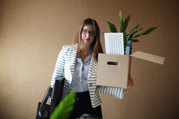 Mujer joven despedida del trabajo