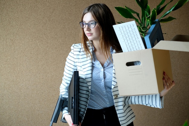 Mujer joven despedida del trabajo